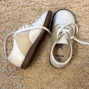 FootMates White and Tan Shoes